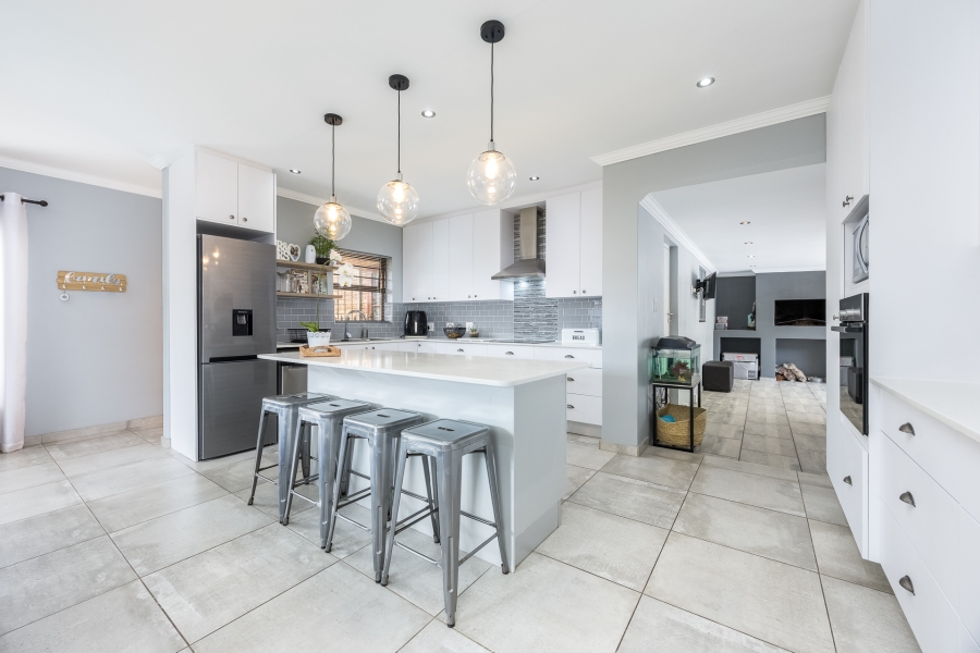 4 Bedroom Property for Sale in Uitzicht Western Cape